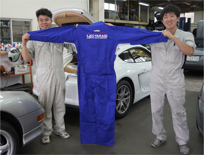 お客様に販売、プレゼントしているツナギは汚れが目立たない青色