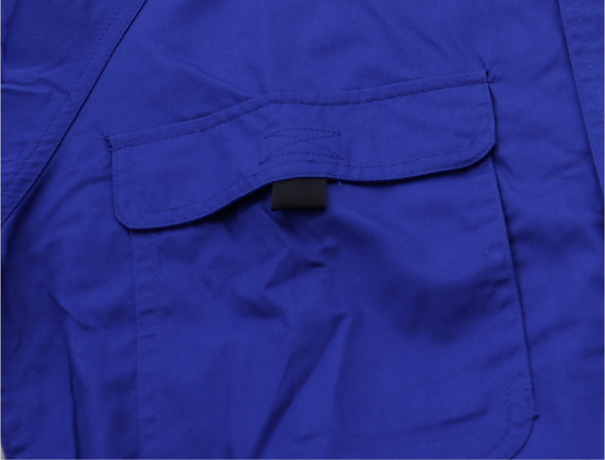 前ポケット、袖にペン入れがあれば、ベター