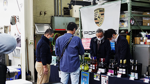 ポルシェ　大阪　ドイツワインの試飲販売の様子